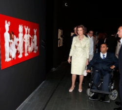 Doña Sofía contempla una de las obras expuestas en la muestra